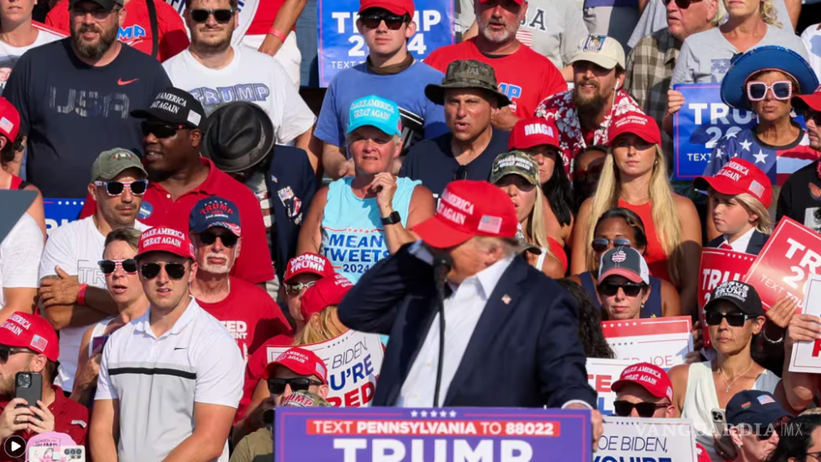 $!Momento en que Donald Trump fue herido por alcance de una bala en pleno evento.