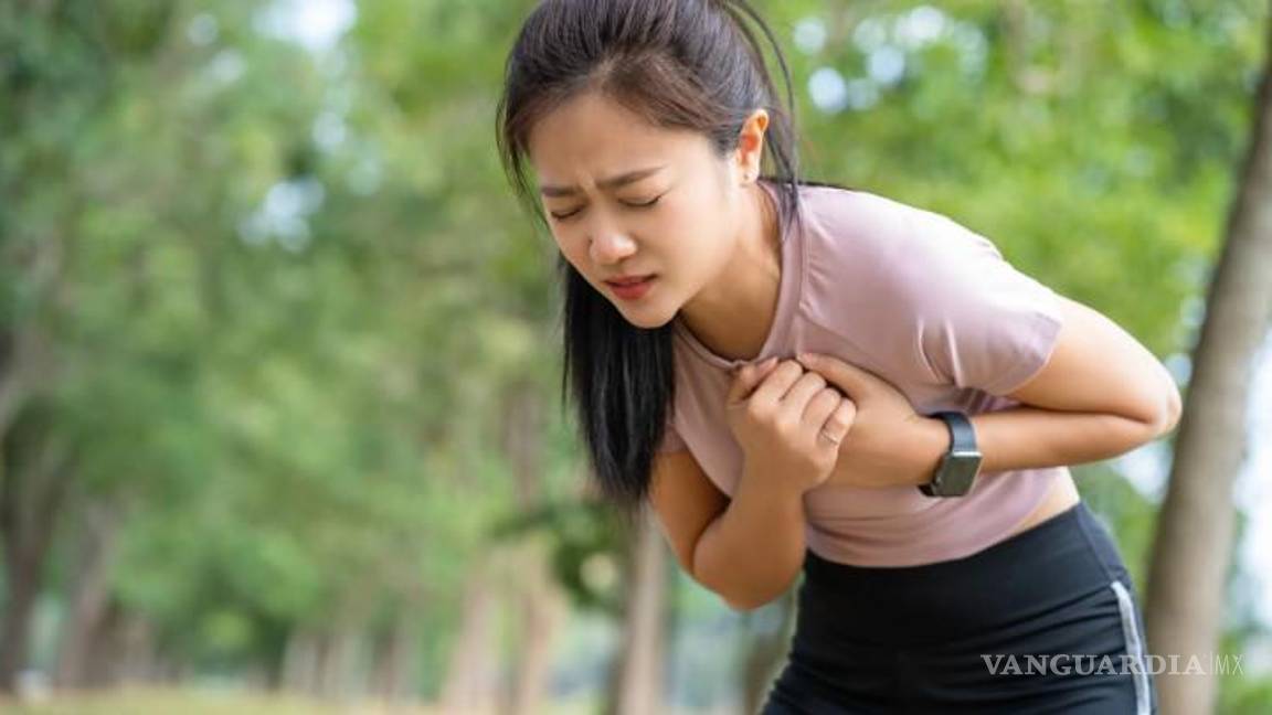 $!Dolor en el pecho, falta de aire, náuseas o fatiga extrema pueden ser señales de alerta que requieren atención médica inmediata.