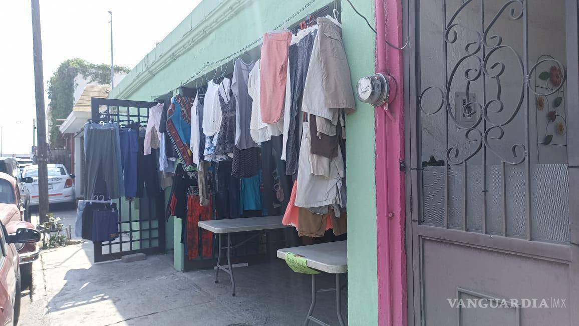 $!El regateo de precios es muy común en las “pacas”, pues hay clientes que buscan productos de hasta 10 pesos.