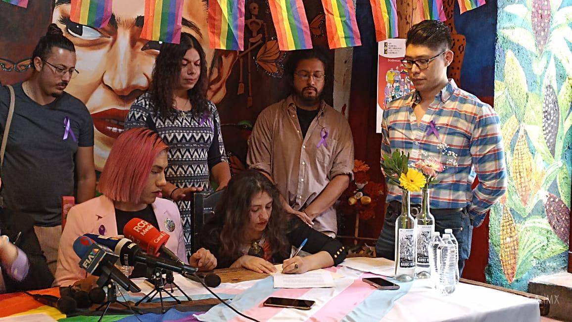 $!El comité firmando la solicitud de iniciativa