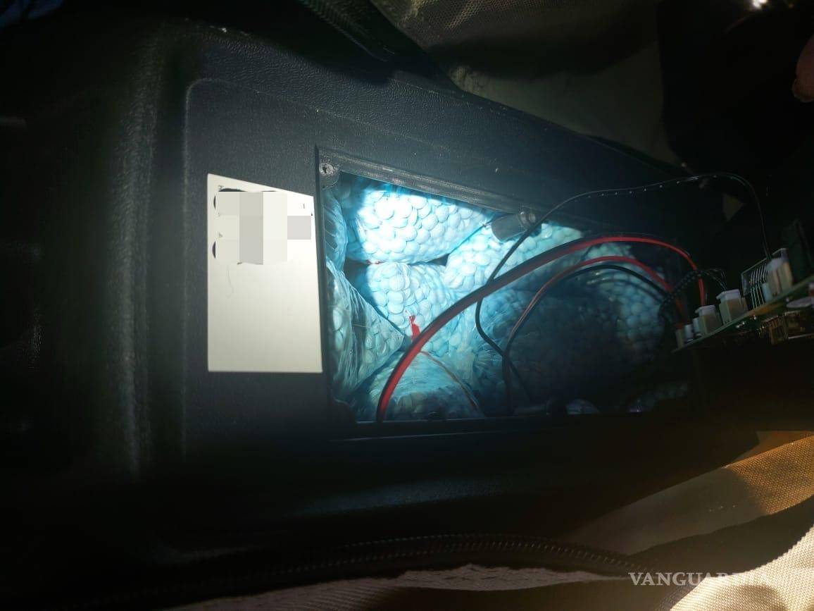 $!Dentro de la bocina se encontraron 42 bolsas, cada una con mil pastillas de fentanilo.