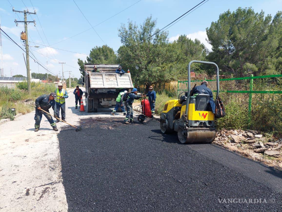 $!Brigadas municipales realizan bacheo y renovación de calles en la colonia Lomas de Lourdes como parte del programa “Colonias al 100”.