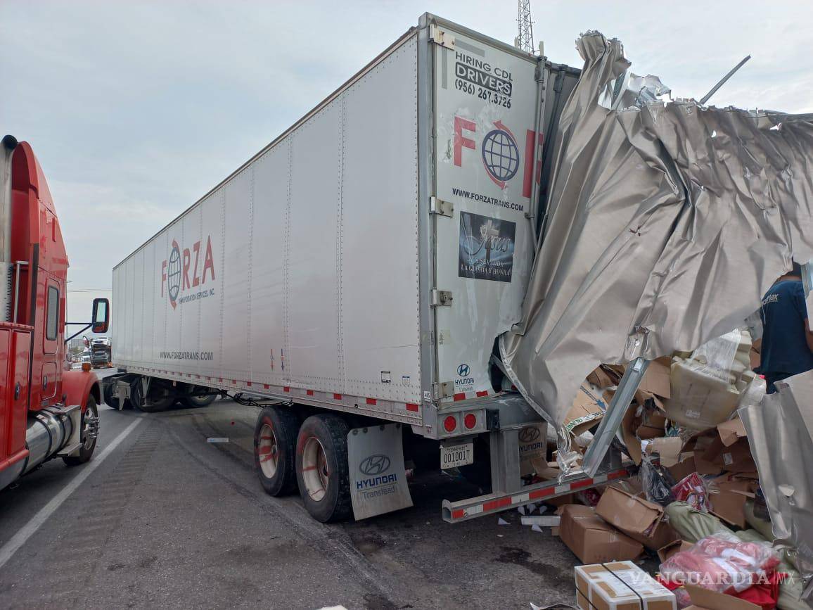 $!Un trailer chocó por alcance al remolque de otro camión que circulaba con dirección a Monterrey.