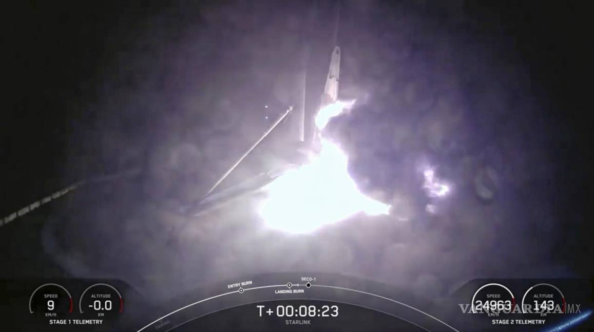 $!Momento en que el cohete de la primera etapa del Falcon 9 de SpaceX se desplomó en llamas después de aterrizar en una plataforma oceánica en alta mar.