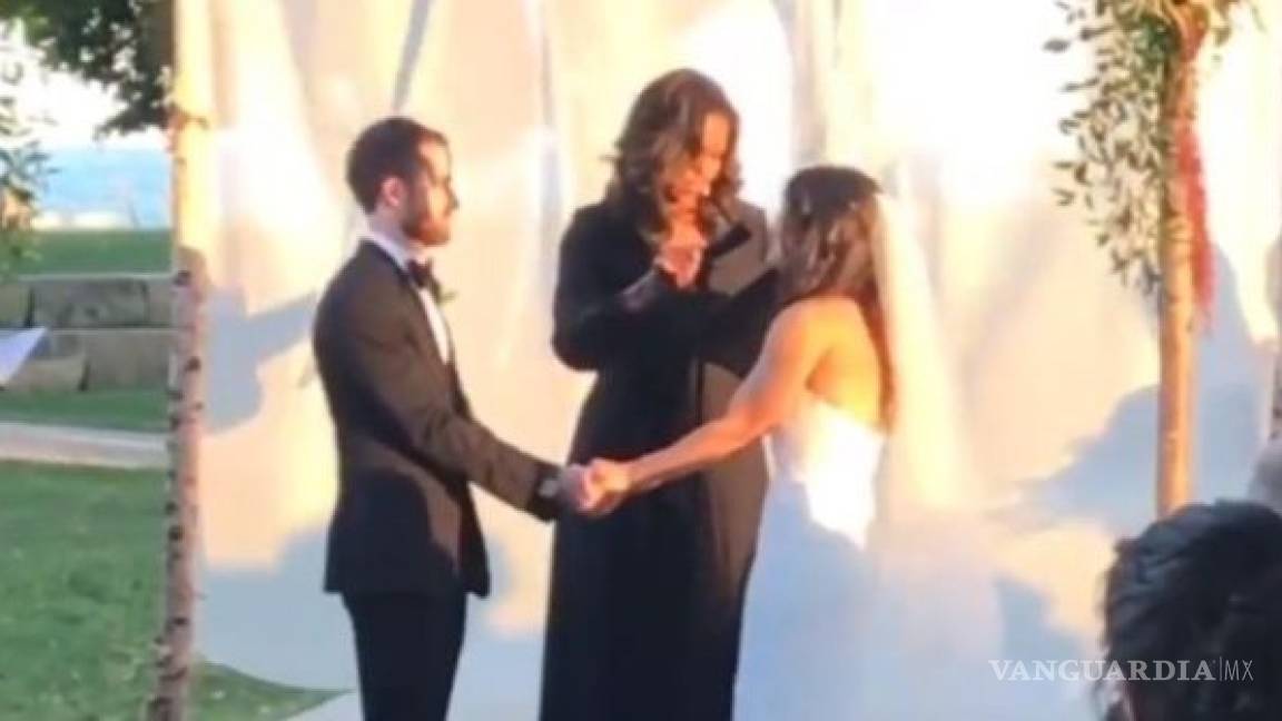 Michelle Obama casa a una pareja en Chicago