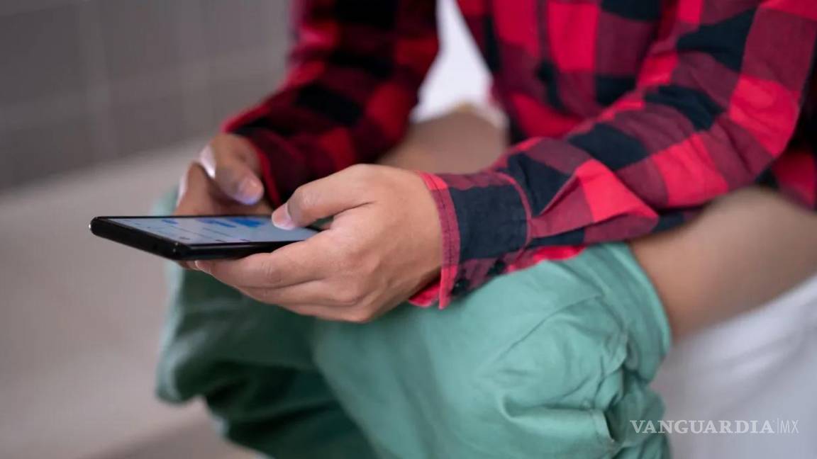 ¿Vas al baño con el celular?... ¡Cuidado! Estos son los peligros que ponen el riesgo tu salud al hacer este mal hábito