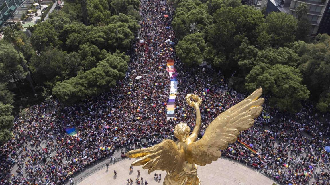 Pintan multicolor a la Ciudad de México, 250 mil personas acuden a marcha LGBTTTIQ+