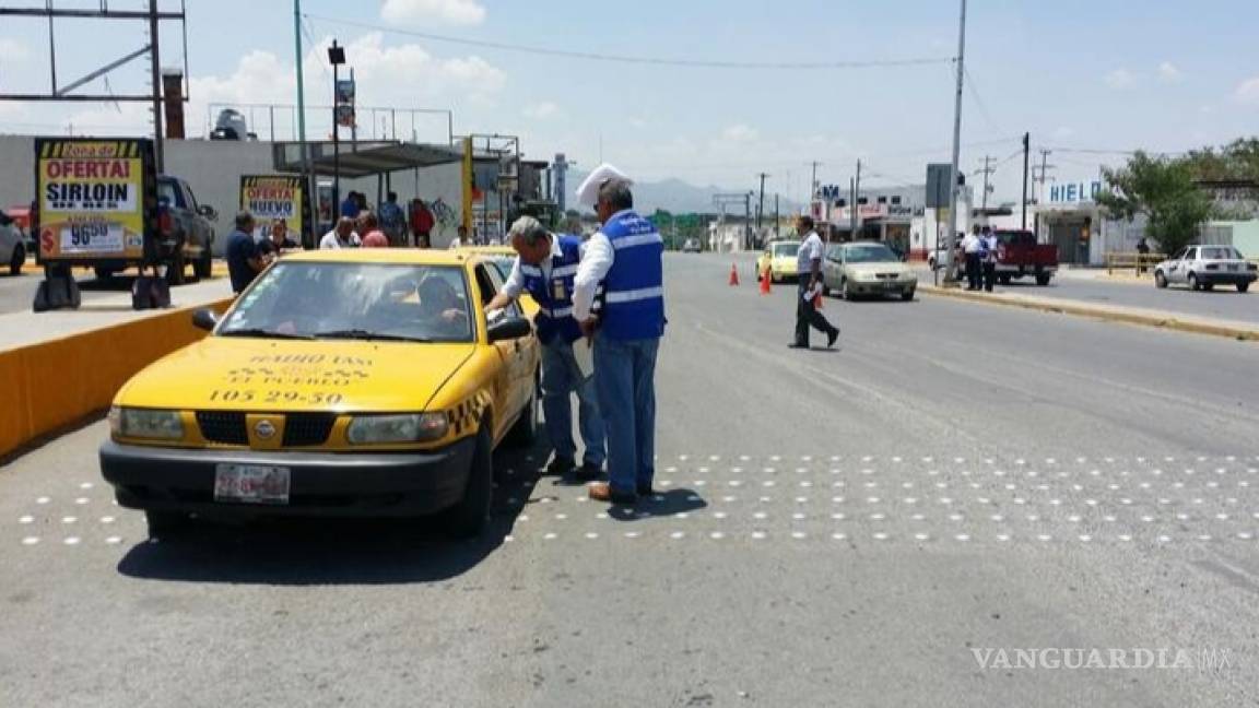Verifican permisos de taxis como medida de seguridad