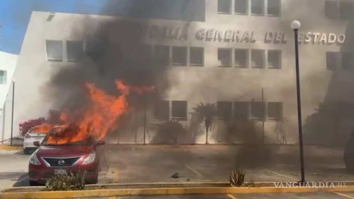 Normalistas de Ayotzinapa incendian vehículos y lanzan petardos a oficinas de la Fiscalía de Guerrero