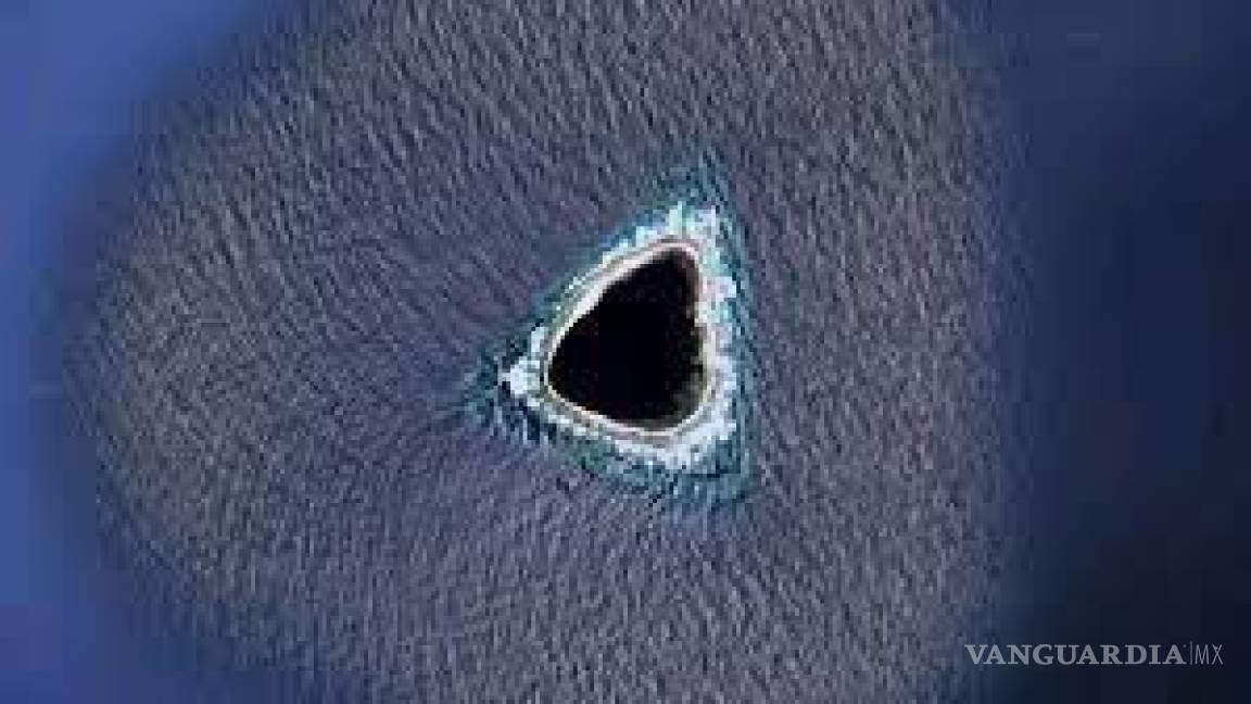 Teorías sobre el agujero negro en el mar en Google Maps