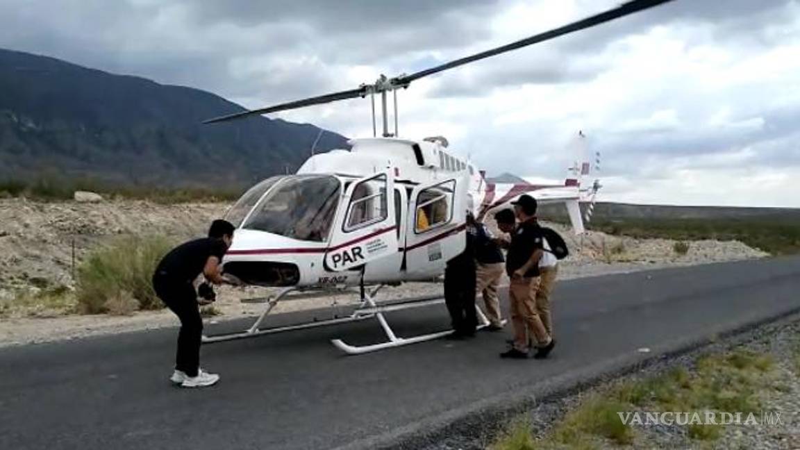 $!Personal de apoyo en el combate es trasladado en helicóptero hasta lo alto de la sierra.