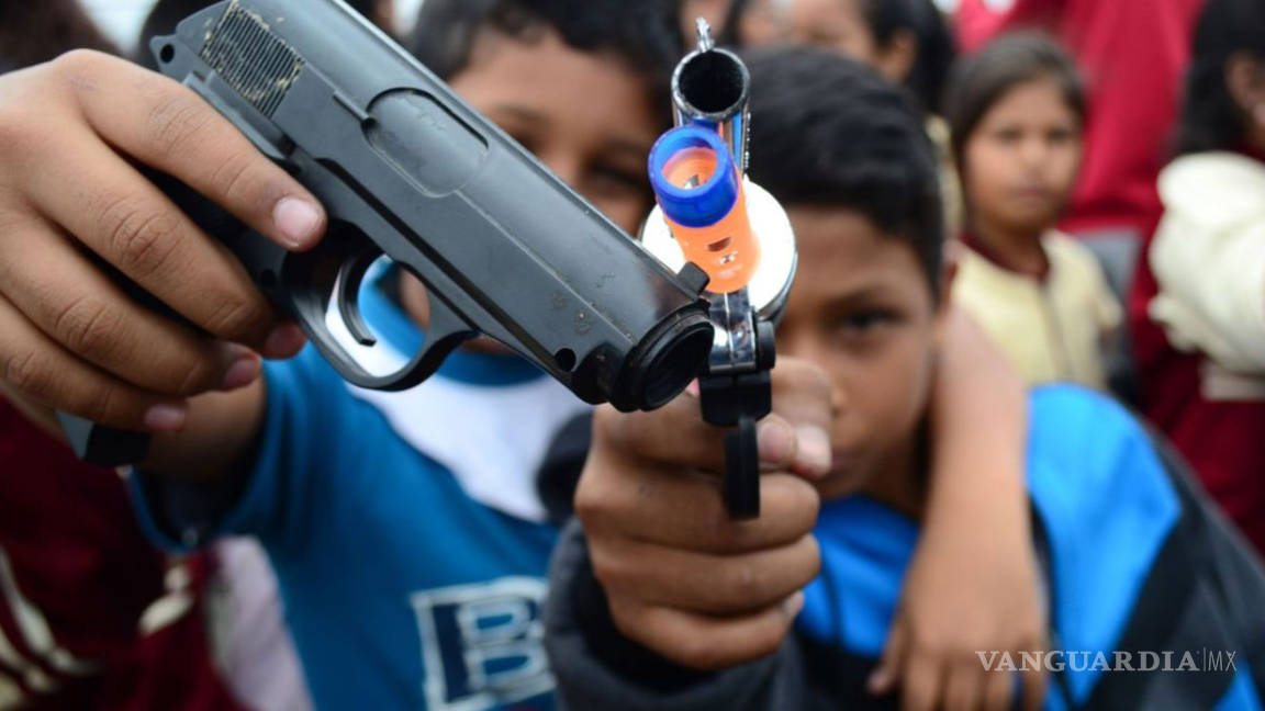 Niños pequeños y armas: Una mezcla explosiva en más de un sentido