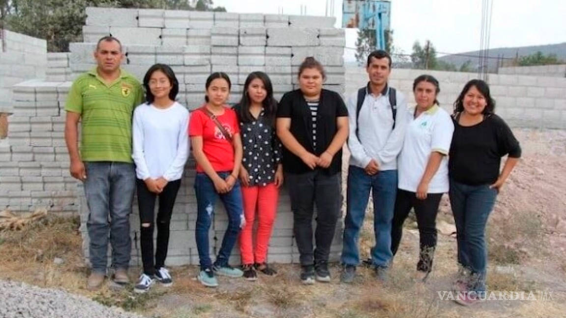 Estudiantes donan beca 'Benito Juárez' para construir escuela en Querétaro