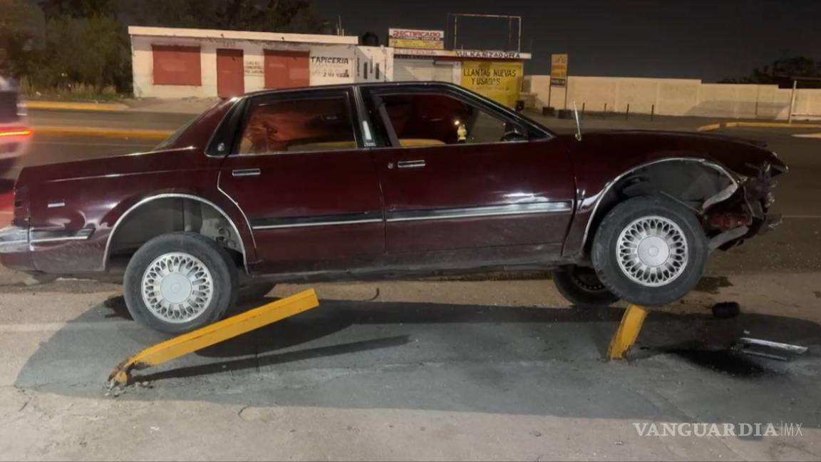 $!El vehículo derribó dos durmientes antes de quedar incrustado en el tercero.