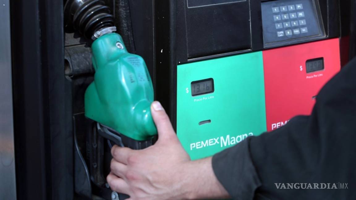 Precio de gasolinas no bajará en tres años, advierten