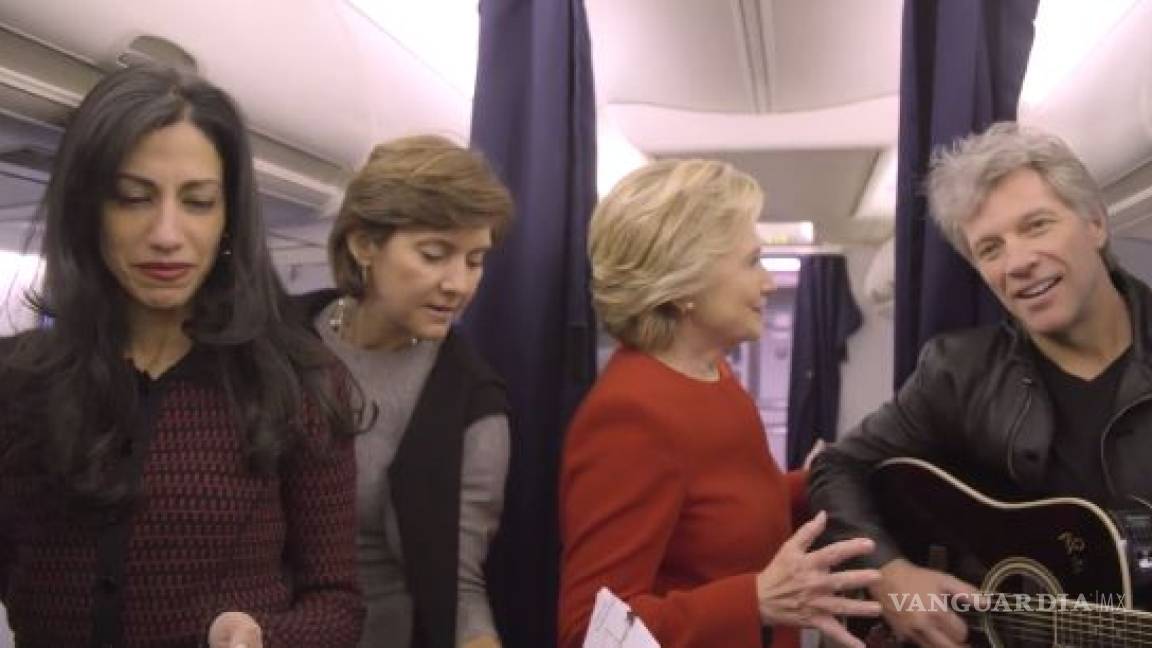 Hillary Clinton se une al reto del maniquí en el cierre de campaña