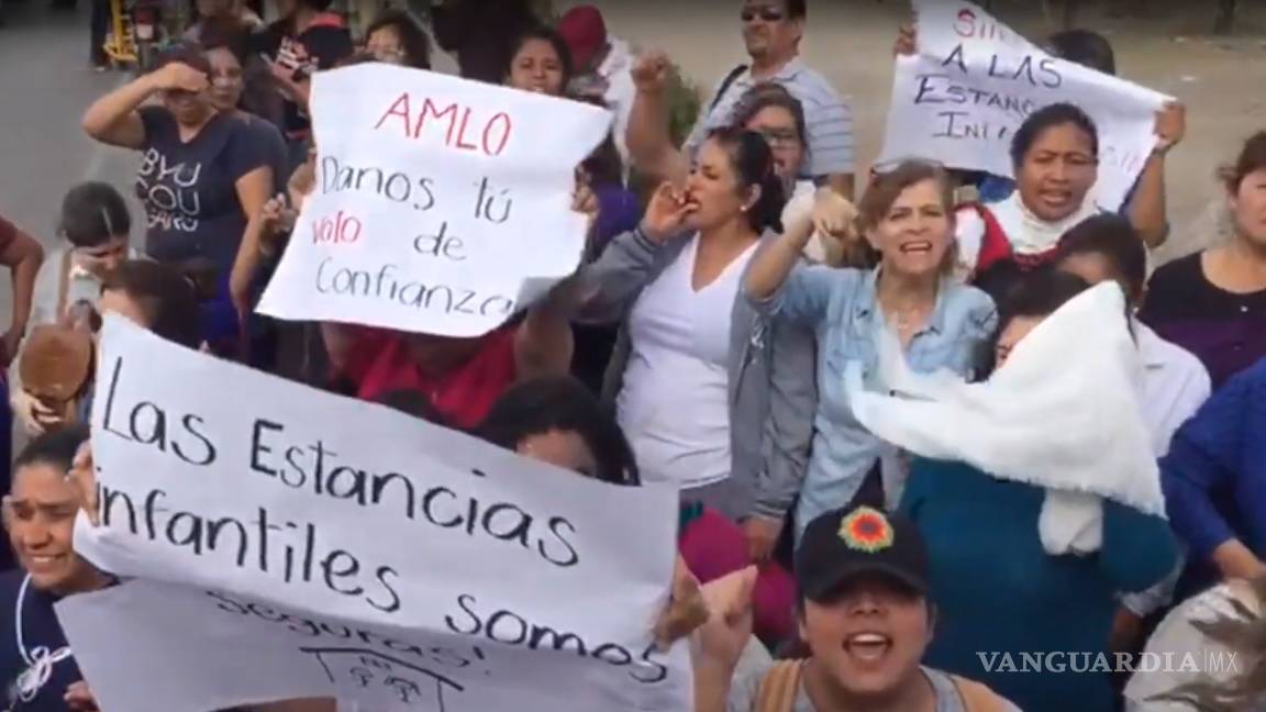 $!Se manifiestan más de 200 personas en evento de AMLO en Saltillo