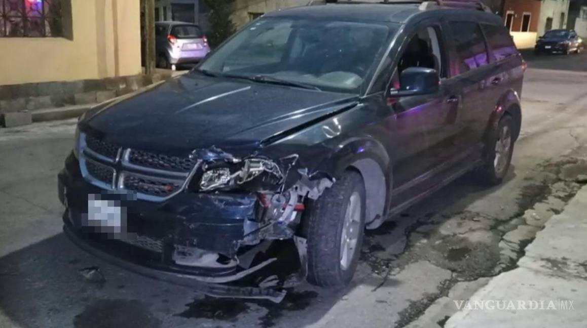 Amanecido causa destrozos en Saltillo: choca dos vehículos y termina impactado contra una casa