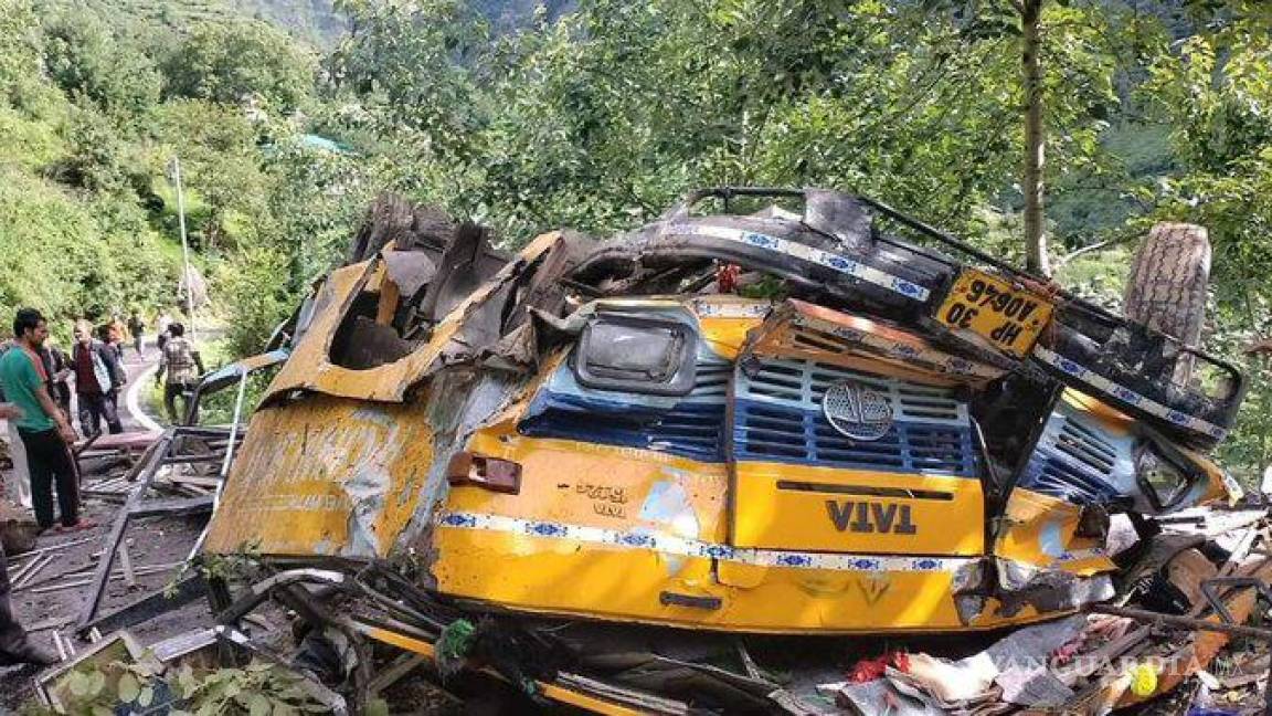 Autobús cayó a un barranco en India y deja 16 muertos, varios niños entre víctimas