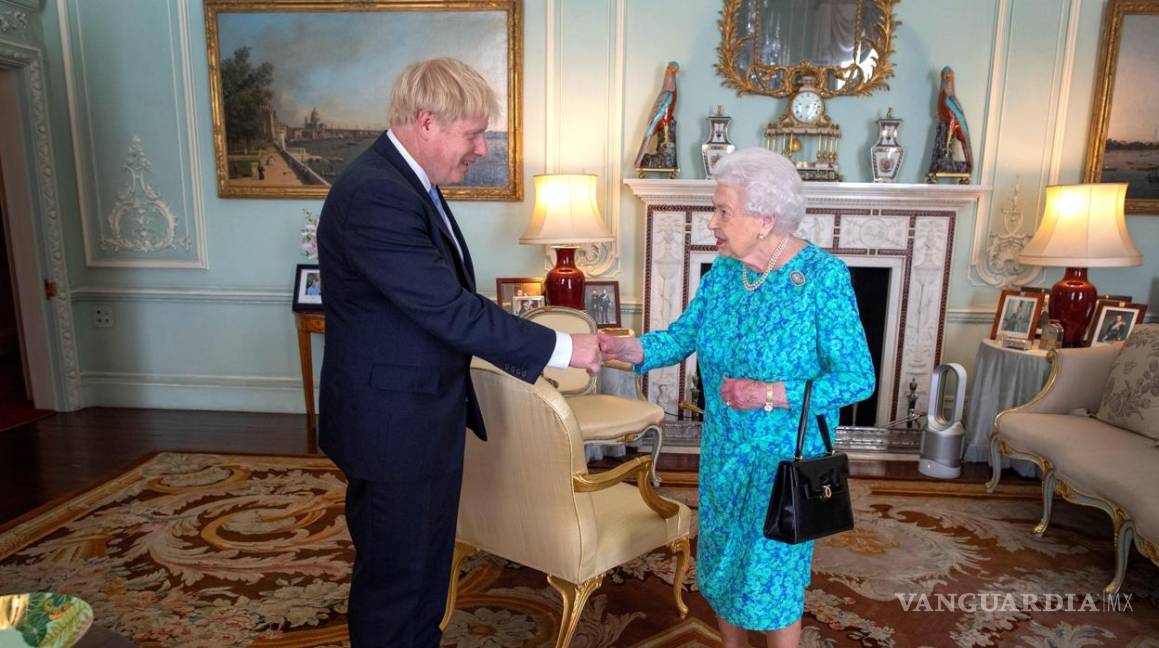 $!¿Por qué la Reina Isabel II nunca suelta su bolso?