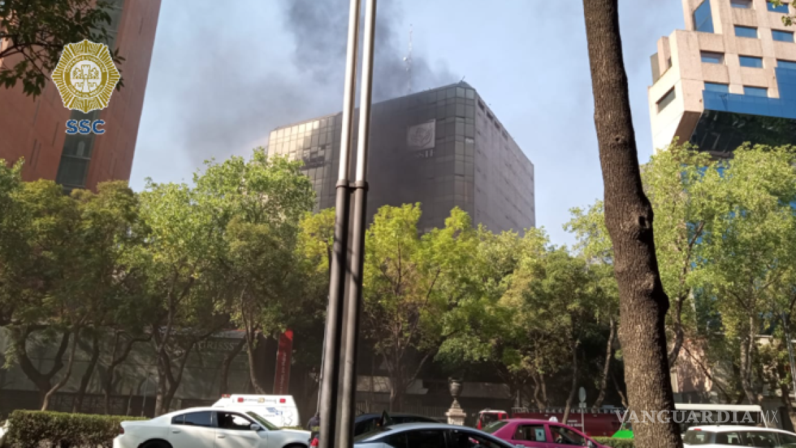 Incendio consume edificio abandonado del ISSSTE en CDMX; bomberos sofocan las llamas