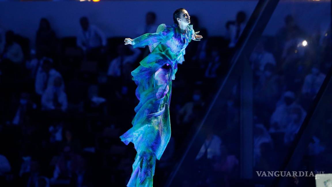 $!Los bailarines se presentan en el centro de espectáculos de Al Wasl Plaza en el sitio de la EXPO durante la ceremonia de apertura oficial de la EXPO 2020, Dubai, Emiratos Árabes Unidos. EFE/EPA/Ali Haider