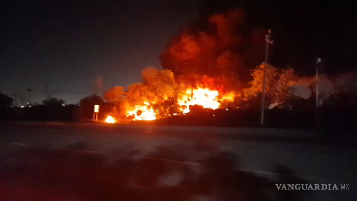 Incendio en corralón consume 40 vehículos en Nuevo León