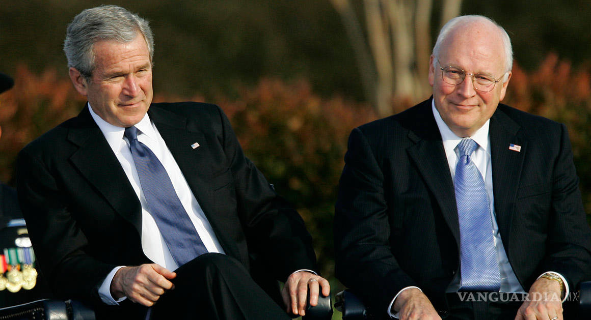 $!Bush padre critica administración de su hijo George