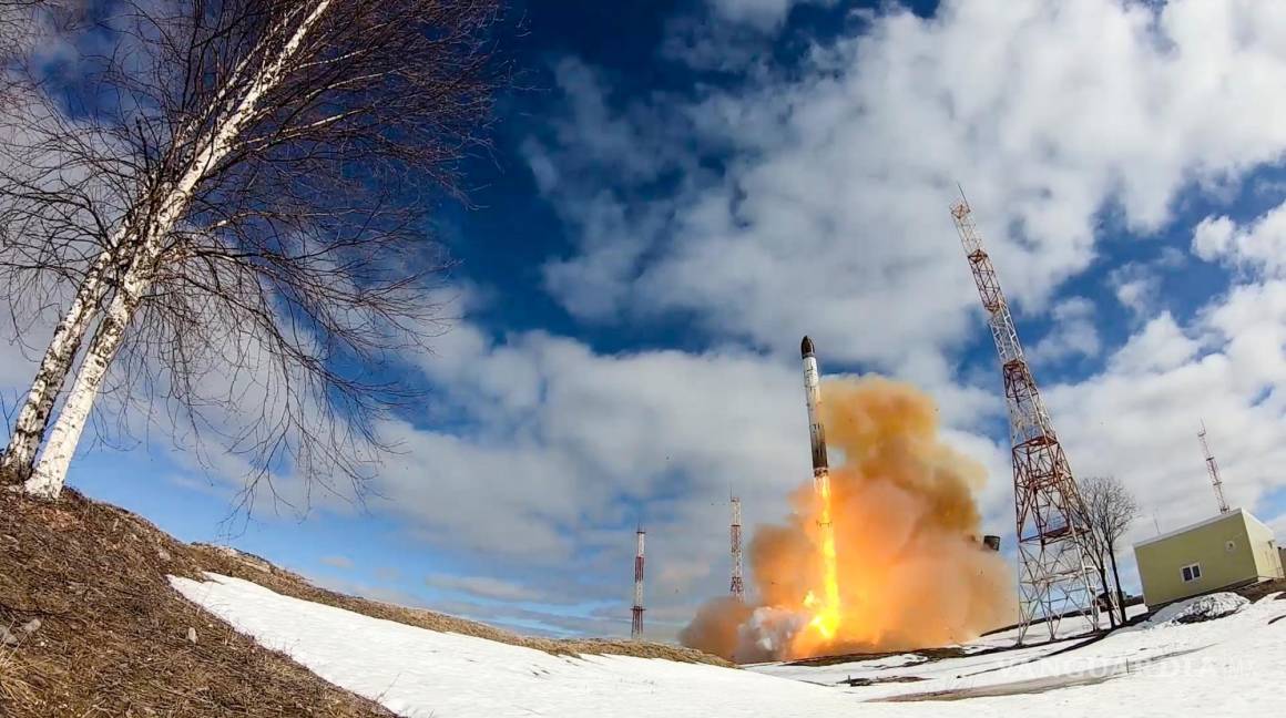 $!Lanzamiento de un misil balístico intercontinental Sarmat desde Plesetsk, en el noroeste de Rusia.