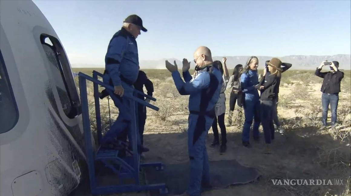$!En esta imagen proporcionada por Blue Origin, William Shatner es recibido por Jeff Bezos al bajar de la cápsula Blue Origin cerca de Van Horn, Texas. AP/Blue Origin