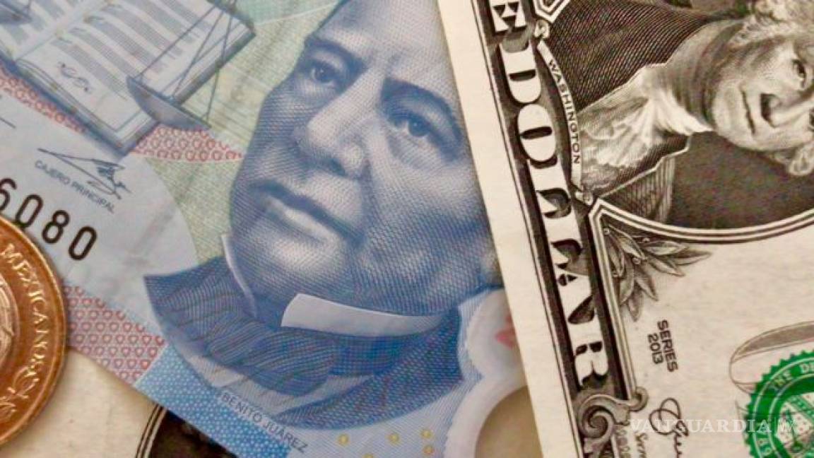 Peso baja previo al anuncio sobre tasas del Banxico; dólar, en 19.59 unidades