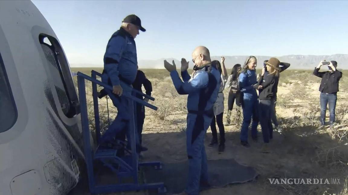 $!En esta imagen proporcionada por Blue Origin, William Shatner es recibido por Jeff Bezos al bajar de la cápsula Blue Origin cerca de Van Horn, Texas. AP/Blue Origin