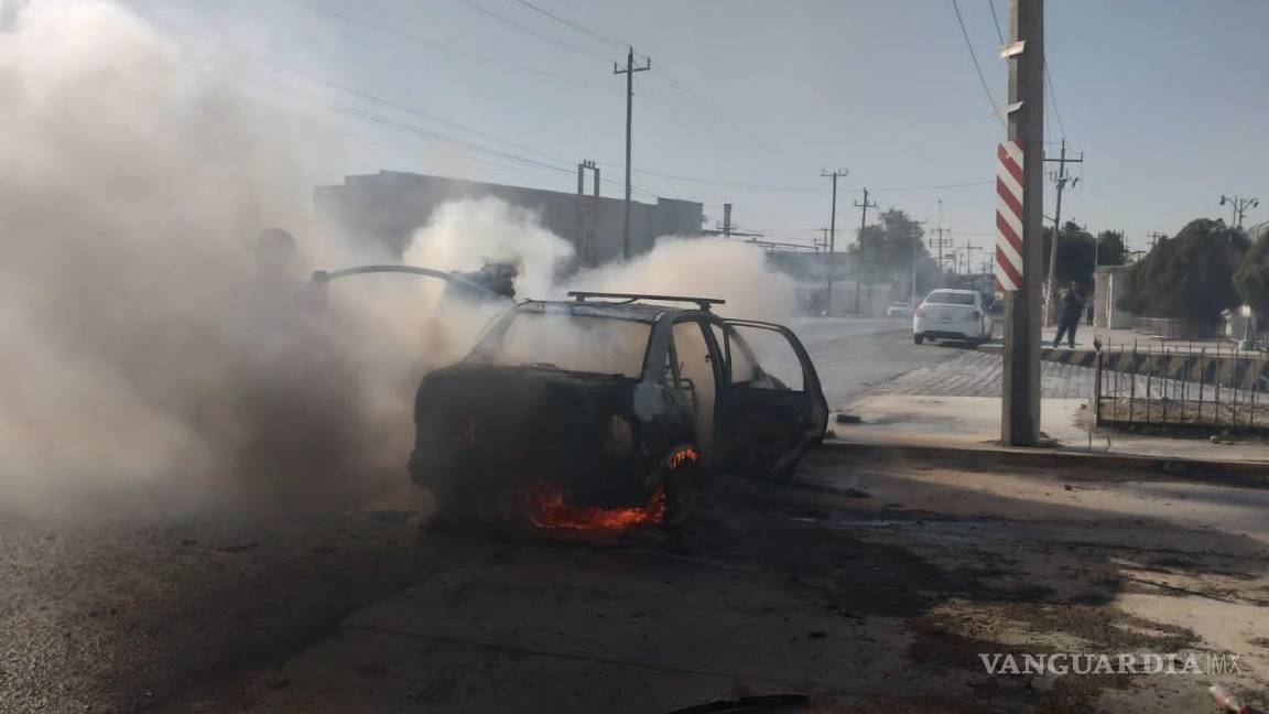 $!Se incendia auto cerca del Parque Industrial Ramos Arizpe