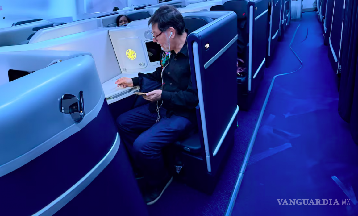 $!‘Mira, López-Dóriga, ¿querías pruebas? Ahí las tienes’: Noroña presenta cheque de pago por viaje a París