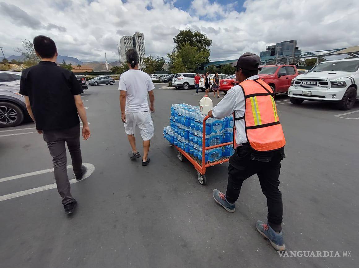 $!Estacionamientos saturados en tiendas de conveniencia en Saltillo mientras los residentes se abastecen de víveres.