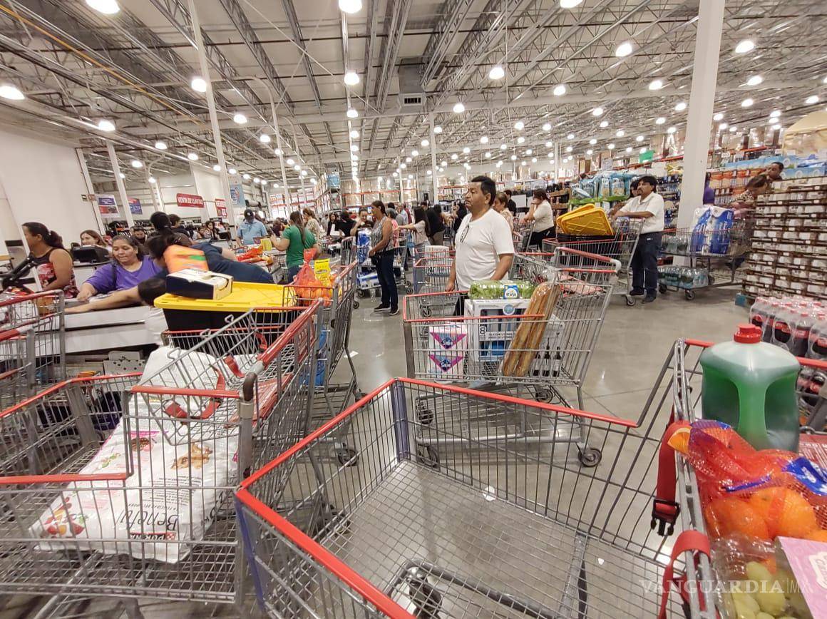 $!Carritos de supermercado repletos de papel higiénico y agua embotellada, preparándose para la tormenta tropical.