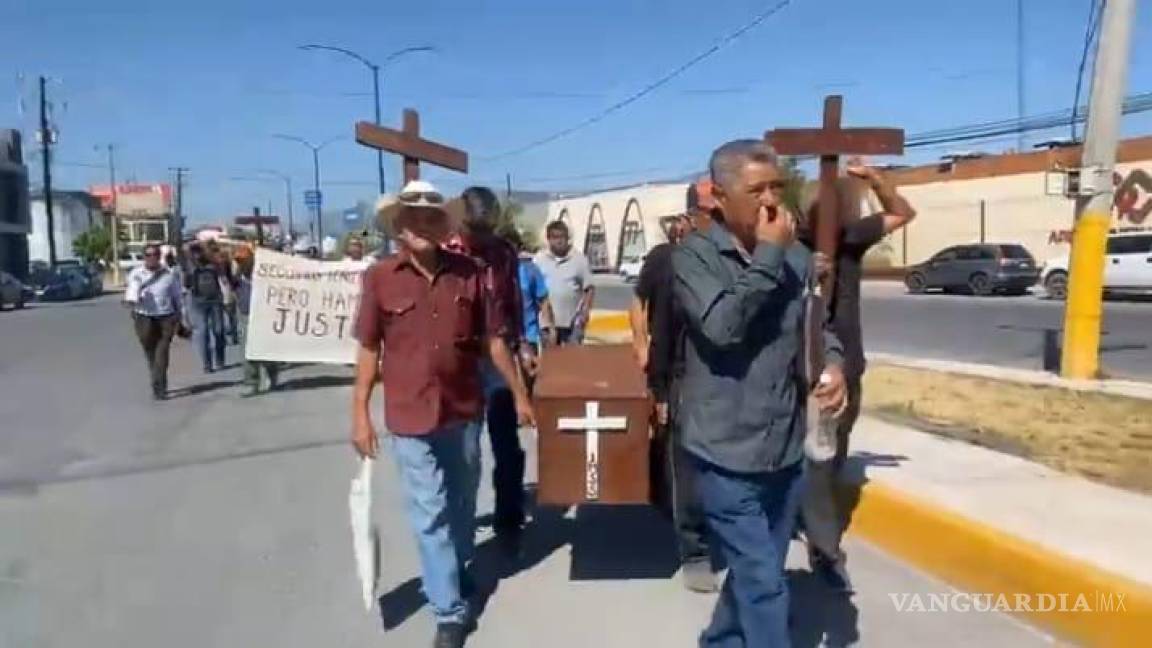 En Monclova, marchan ex obreros de AHMSA; protestan por raquíticas pensiones