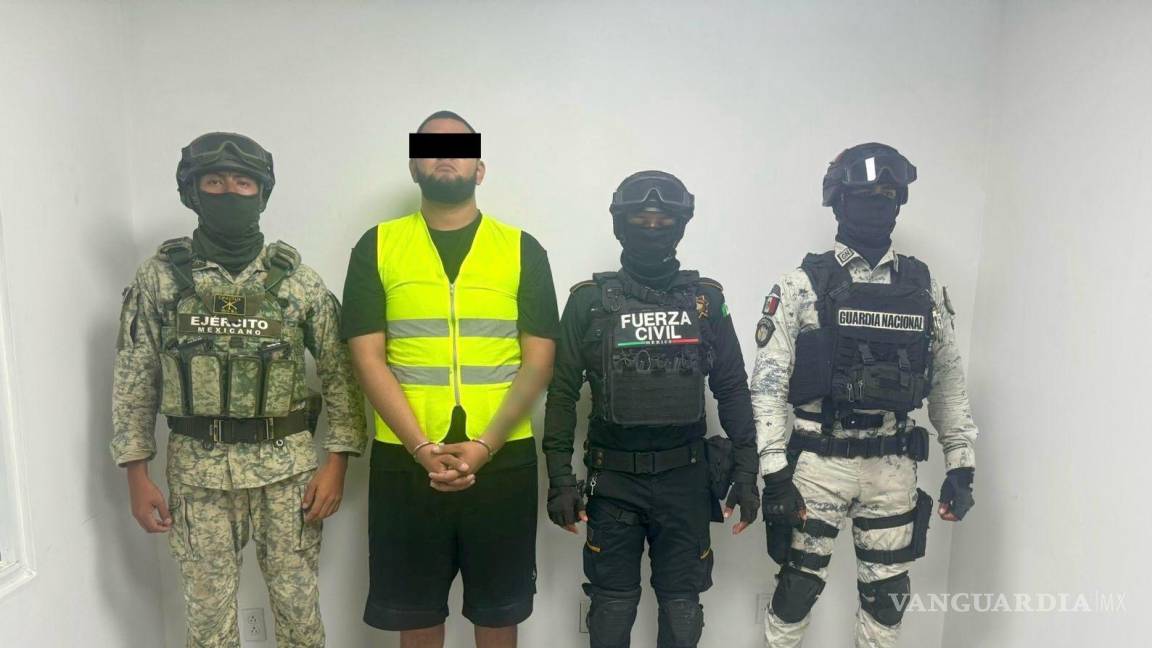 Detienen en Nuevo León a joven en posesión de una manta con mensajes del crimen organizado
