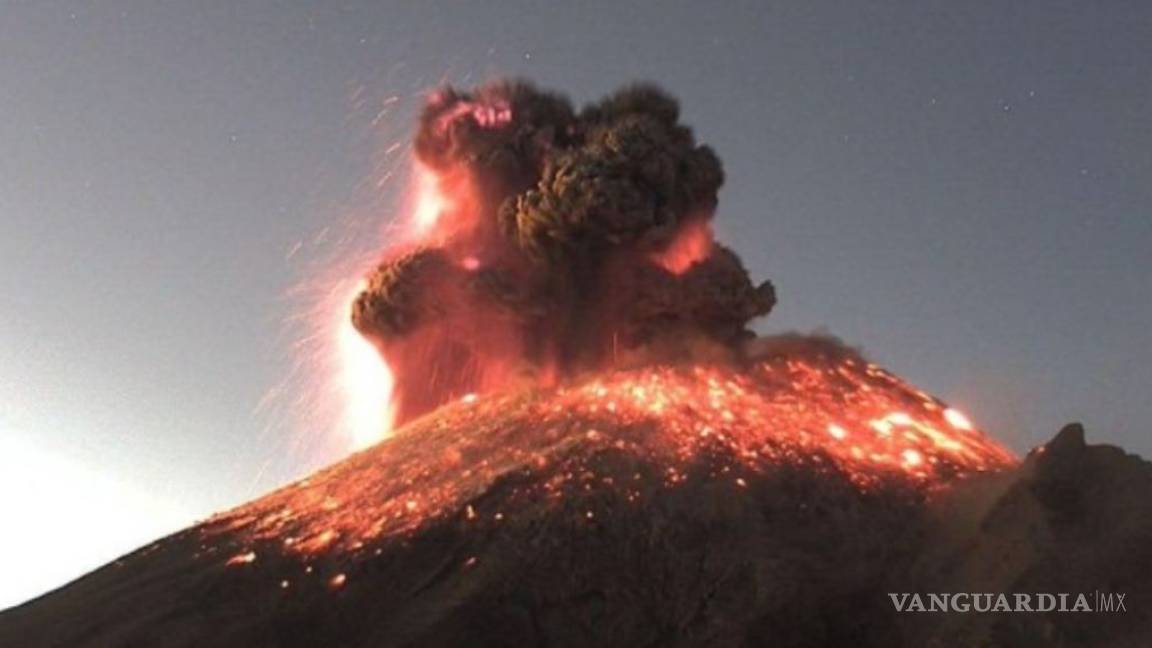 Captan impactante explosión del volcán Popocatépetl con lanzamiento de fragmentos incandescentes; permanece en Amarillo Fase 2 (VIDEO)