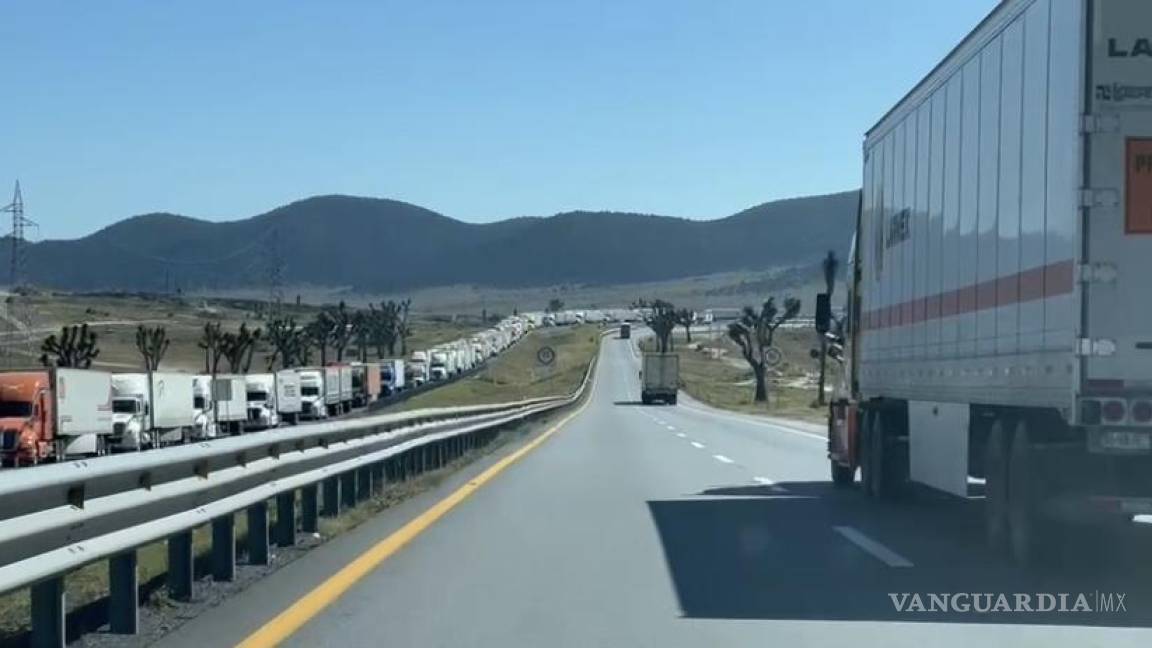 A 1 día del accidente, permanece tráfico en carretera 57 Los Chorros; son hasta 18 kilómetros de largo