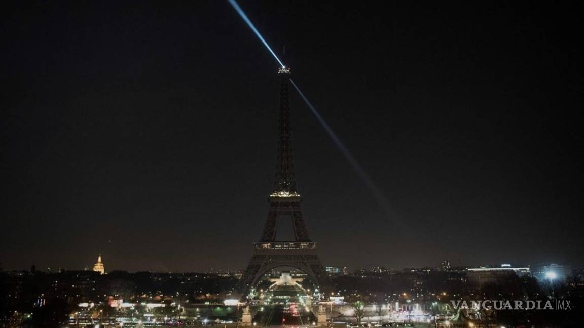 Apagan lúces de la Torre Eiffel en homenaje a víctimas de atentado en Londres