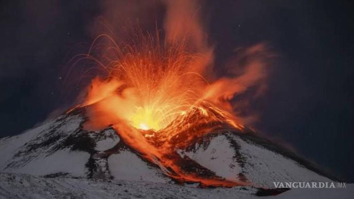 Registran fuerte erupción en el volcán Etna en Italia; espectaculares olas de lava se mezclan con la nieve