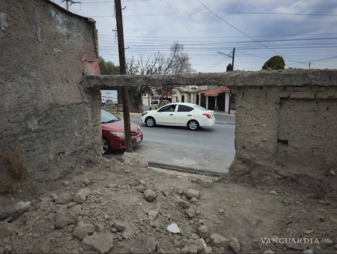 $!El boquete en la barda permitió el ingreso de equipo especializado para colocar la estructura metálica en cuestión de minutos.