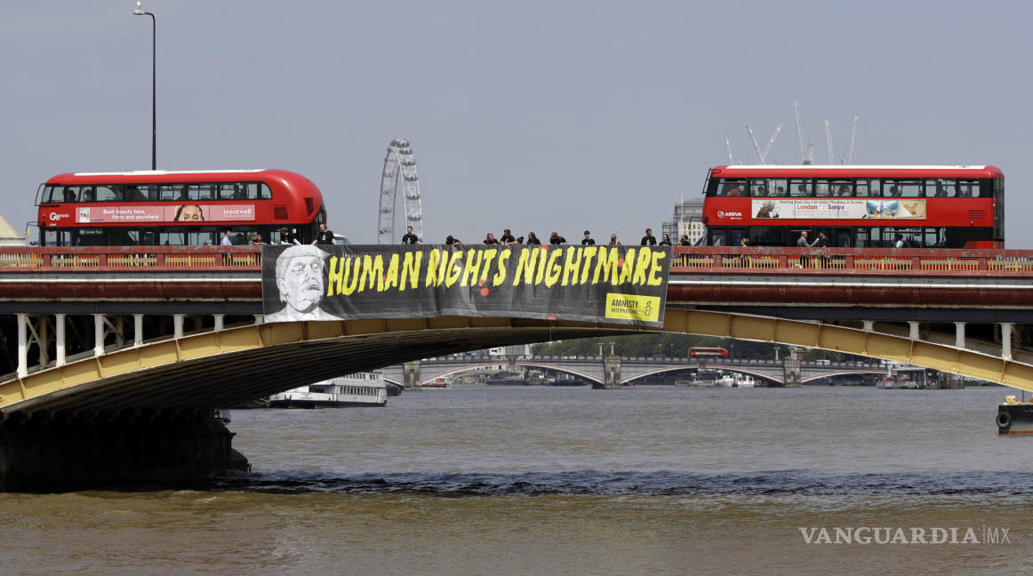 $!Exhibe Amnistía Internacional en Londres la pancarta &quot;Trump, pesadilla de los derechos humanos”