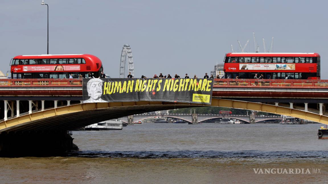$!Exhibe Amnistía Internacional en Londres la pancarta "Trump, pesadilla de los derechos humanos”