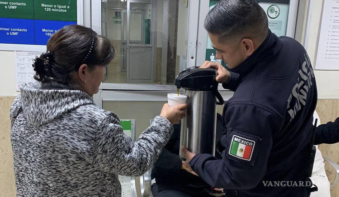 Regalan café y pan policías municipales en el exterior de la Clínica 1 del IMSS de Saltillo