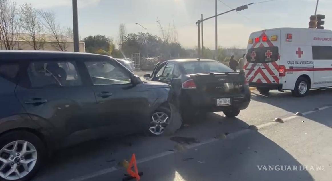 Vehículo se ‘adueña’ de bulevar y causa choque contra camioneta en Saltillo