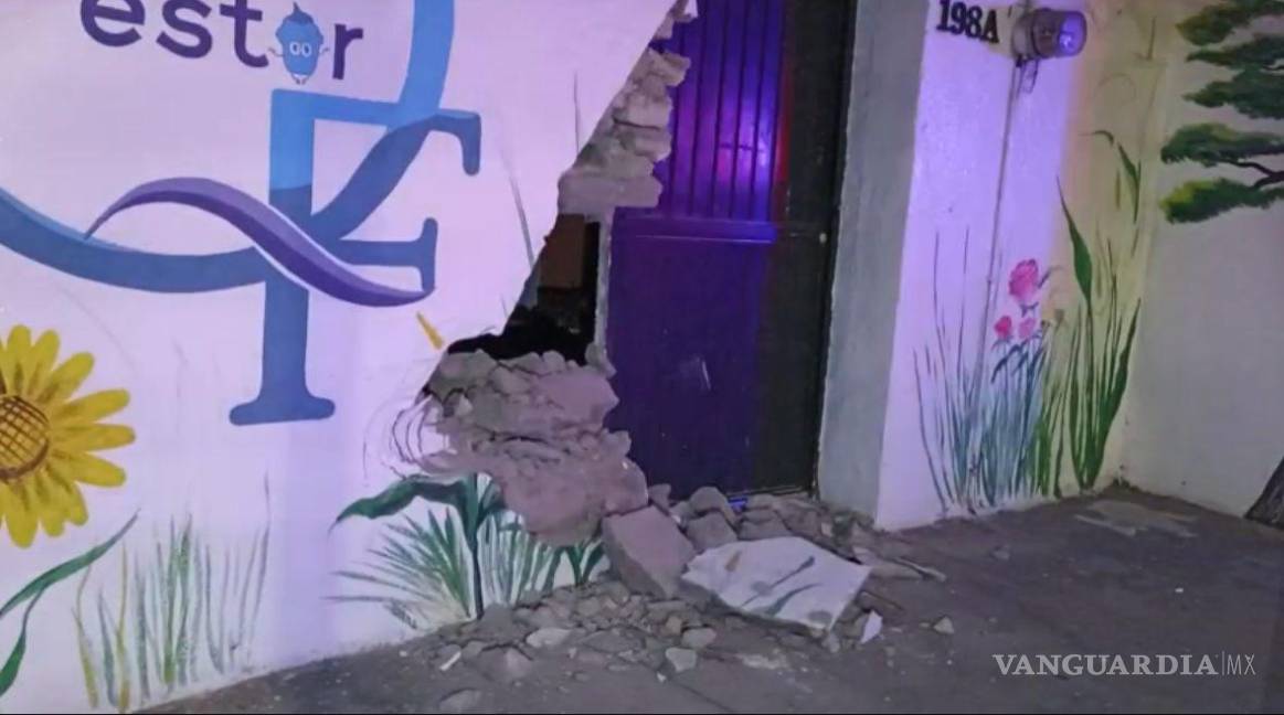 $!El vehículo terminó impactado contra la fachada de una vivienda, tras chocar previamente con dos autos estacionados.