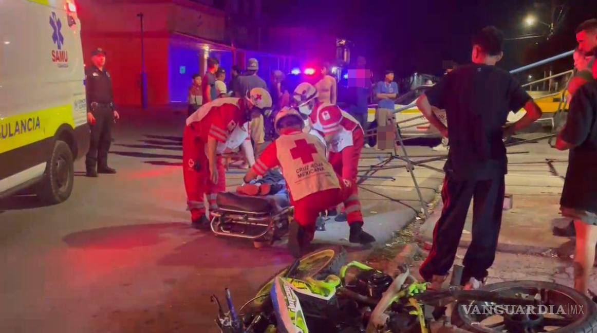 $!Uno de los menores lesionados fue trasladado por paramédicos a bordo de una ambulancia.