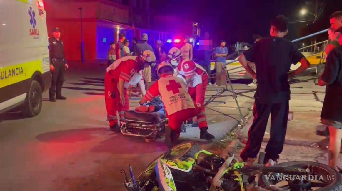 $!Uno de los menores lesionados fue trasladado por paramédicos a bordo de una ambulancia.